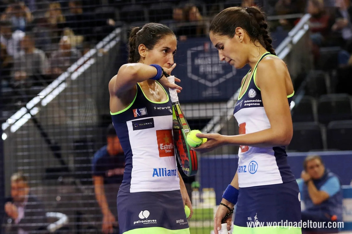 Mapi et Majo Sanchez Alayeto qui communiquent pendant un match de Padel