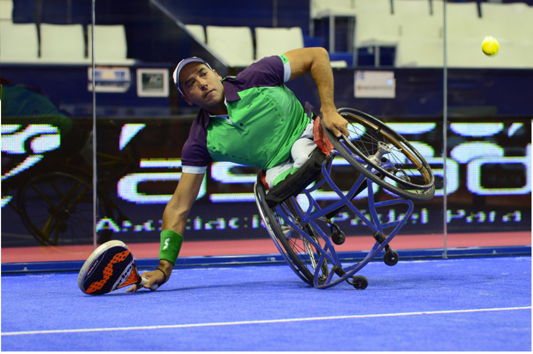 Joueur de Padel en fauteuil roulant - ligue handisport