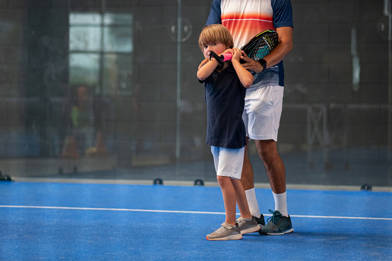 Enfant qui joue au Padel