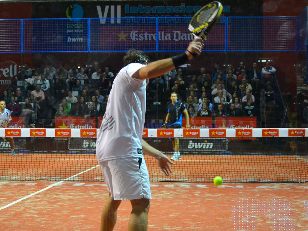 Service pendant un match de Padel